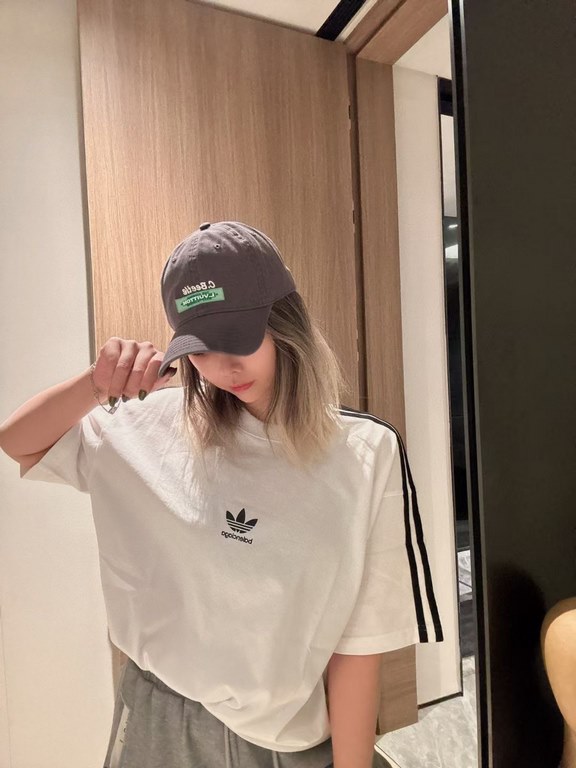 run LV .Embroidered baseball cap that bloggers love!Simple Korean English embroideryHipster's atmosphere sense of support burstHat shape is very satisfactory ~ also can be a huge matchThroughout the spring, summer, fall 