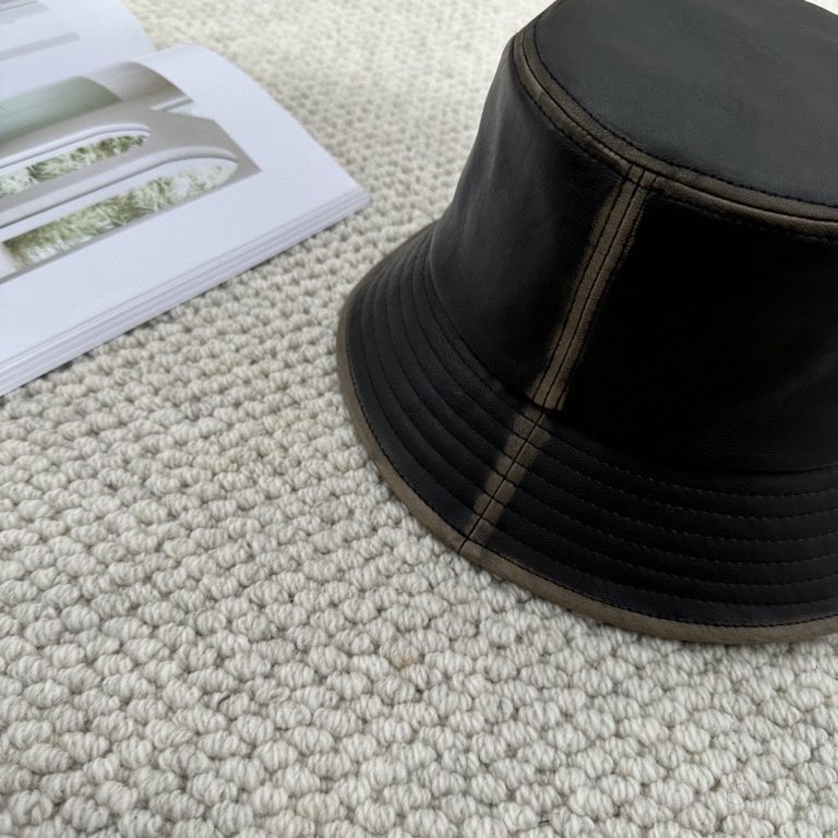 LV early fall new fisherman's hat, original open mold customization, perfect smooth stereotypes! High quality leather. Good to see blowing up the street single product!