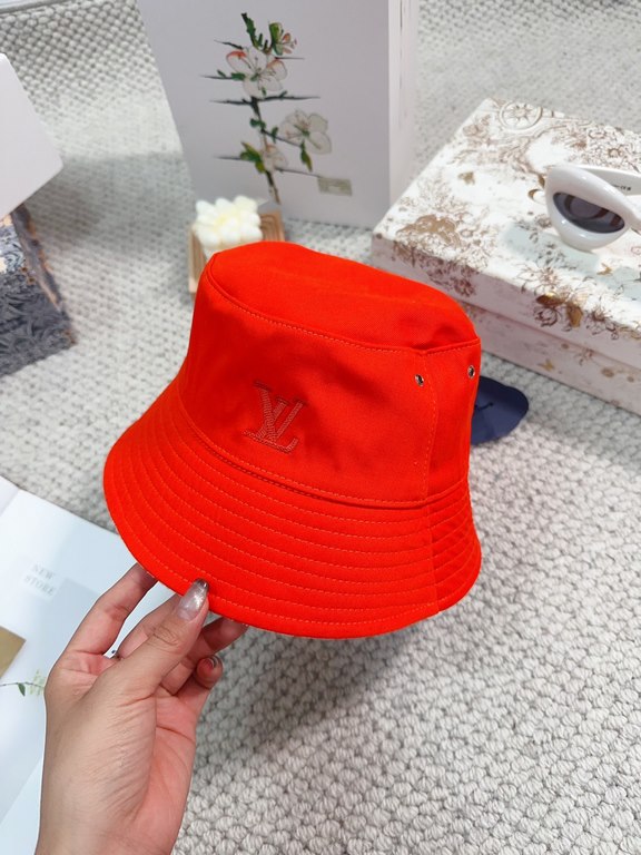 lv Louis Vuitton very hot a reversible fisherman's hatSimple atmosphere high fashion good ~ style has personalityLOGO fabric top hat breathable and comfortableFour seasons models lightweight and breathable! The quality i