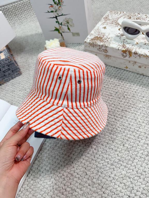 lv Louis Vuitton very hot a reversible fisherman's hatSimple atmosphere high fashion good ~ style has personalityLOGO fabric top hat breathable and comfortableFour seasons models lightweight and breathable! The quality i