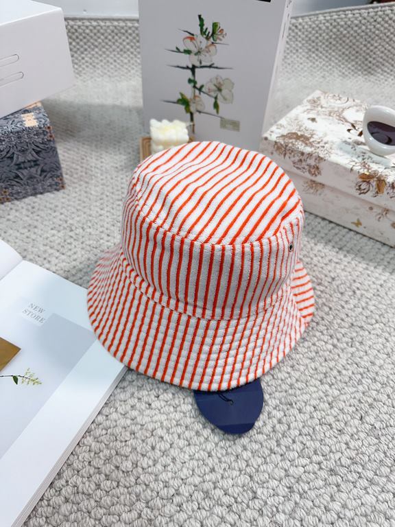 lv Louis Vuitton very hot a reversible fisherman's hatSimple atmosphere high fashion good ~ style has personalityLOGO fabric top hat breathable and comfortableFour seasons models lightweight and breathable! The quality i