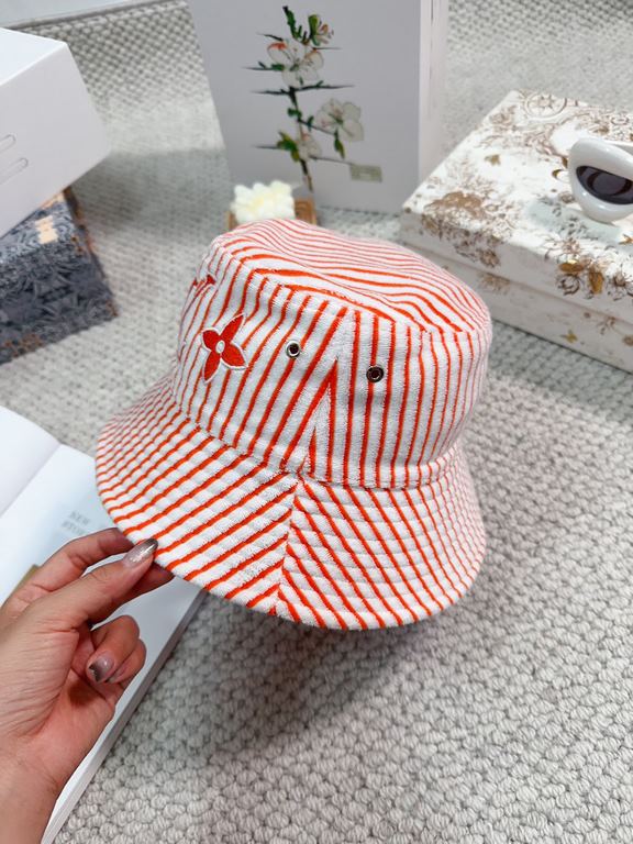 lv Louis Vuitton very hot a reversible fisherman's hatSimple atmosphere high fashion good ~ style has personalityLOGO fabric top hat breathable and comfortableFour seasons models lightweight and breathable! The quality i