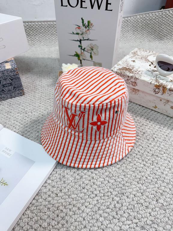 lv Louis Vuitton very hot a reversible fisherman's hatSimple atmosphere high fashion good ~ style has personalityLOGO fabric top hat breathable and comfortableFour seasons models lightweight and breathable! The quality i