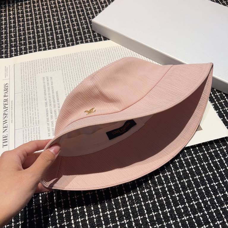 Special  LV Louis VuittonNew Slimming Fisherman's Hat!Proper sense of distance burst     can be imperial or desire Imported material is comfortable and does not tie meat. Special tuning cap shape straight Senior sense of