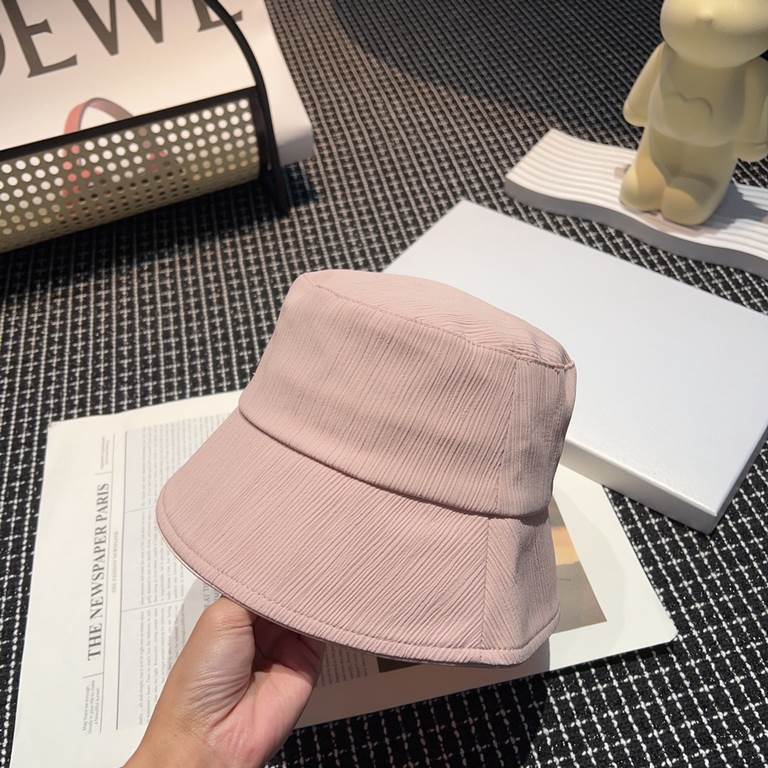 Special  LV Louis VuittonNew Slimming Fisherman's Hat!Proper sense of distance burst     can be imperial or desire Imported material is comfortable and does not tie meat. Special tuning cap shape straight Senior sense of