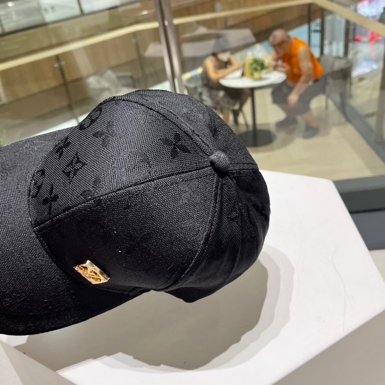 Louis Vuitton LV   Milan counter new hats female foreign-style baseball cap, show face small sun-shading sunscreen