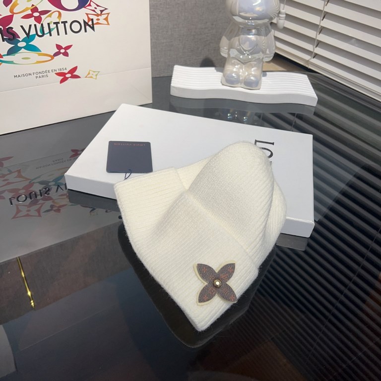 LV Louis VuittonLouis Vuitton Knit CapSimple rolled up design, so cute it's on my heart.I'm so excited to wear it everyday.But still chic   !Men's and women's styles