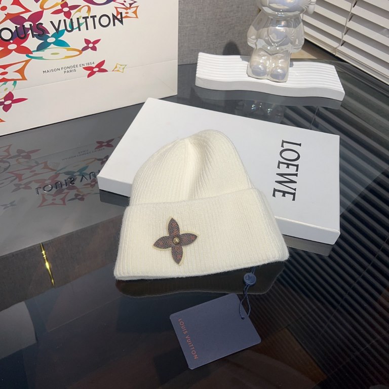 LV Louis VuittonLouis Vuitton Knit CapSimple rolled up design, so cute it's on my heart.I'm so excited to wear it everyday.But still chic   !Men's and women's styles