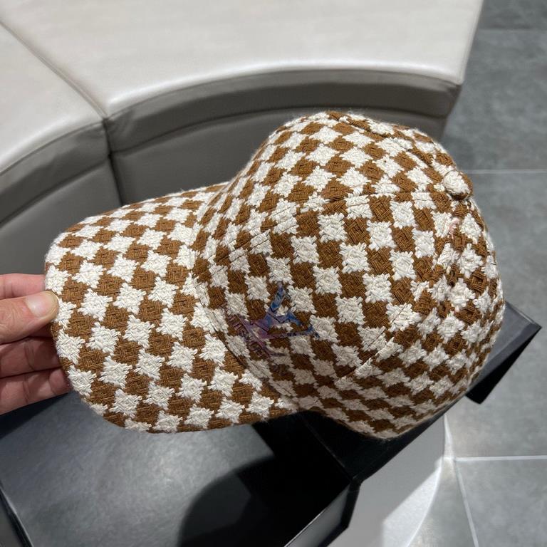 LV (Louis Vuitton) new original single baseball cap, old flower splicing, 11 open mold customized, original denim fabric   counter old flower leather, workmanship is meticulous and perfect, the quality is superb, the bas