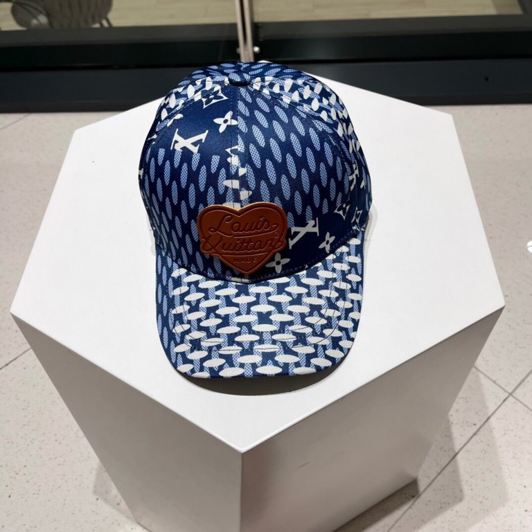 LV spring and summer show models full logo baseball cap  Snowflake   old flower baseball cap fisherman hatVisual sense, spring and summer burst hot single product