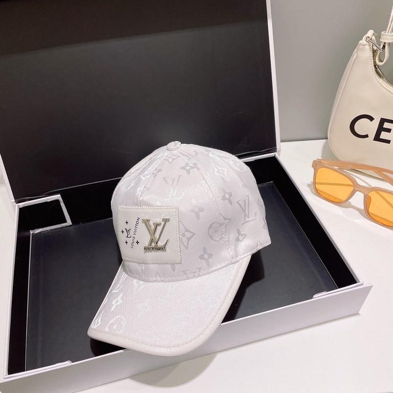 LV】New Baseball Cap  !High quality customization! This is sure to be a minimalist favorite!Clean, sharp, fashionable and versatile, absolutely not picky about face shape!It is a fashionable and classic perennial model!