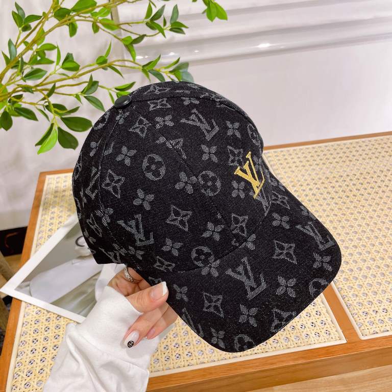 LV Louis Vuitton   official website high version of the shipment, the classic baseball cap, a very classic classic, popular retro beauty, available in all seasons, out of the must-have, very show a small face!