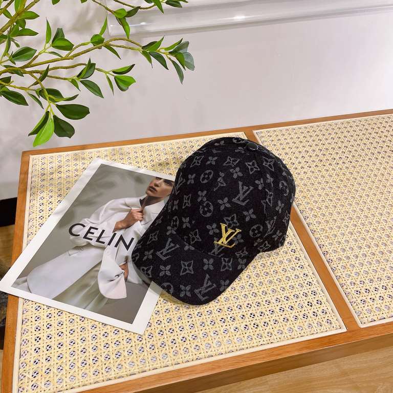 LV Louis Vuitton   official website high version of the shipment, the classic baseball cap, a very classic classic, popular retro beauty, available in all seasons, out of the must-have, very show a small face!