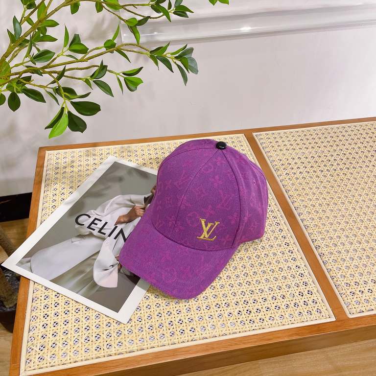 LV Louis Vuitton   official website high version of the shipment, the classic baseball cap, a very classic classic, popular retro beauty, available in all seasons, out of the must-have, very show a small face!