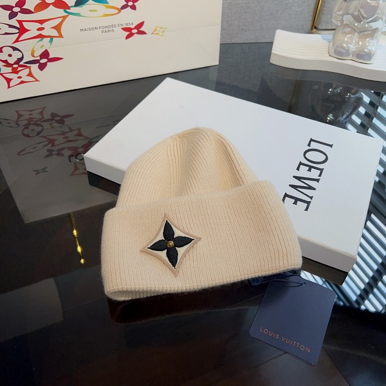 Special  LV Louis Vuitton   Fall and Winter Mixed Yarn Knit Wool HatThe hat feels super good and thick      the color is huge white ~!Soft and sticky good show face small! Photographs also have a sense of atmosphereMy he