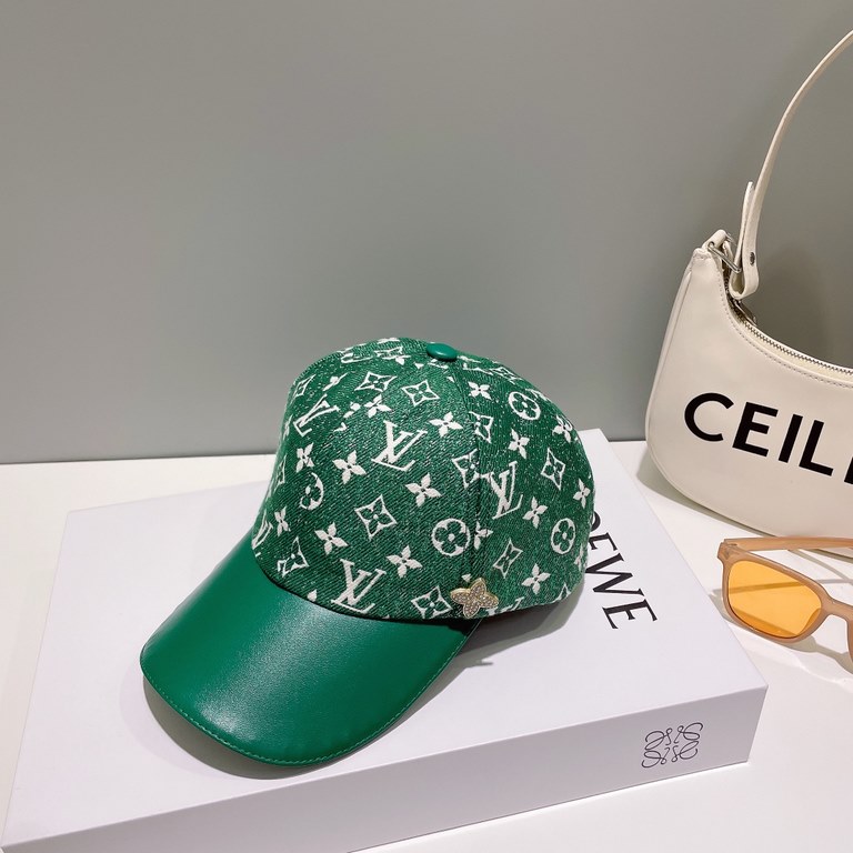 LV Couple's Baseball Cap! This hat is the latest launch of a high-end good, quality craftsmanship is absolutely superior perfect. New fashionable fashion style, trendy temperament launched. The biggest feature of this ha