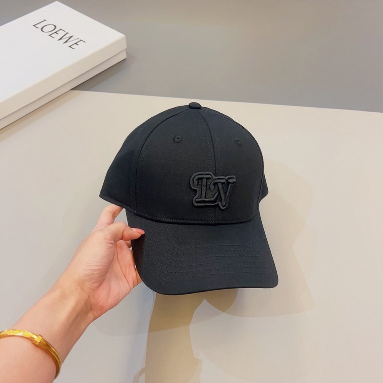 LV Louis Vuitton   official website embroidered version of the shipment, the classic baseball cap, a very classic classic, popular retro beauty, go out the must-have, very show the face is small!