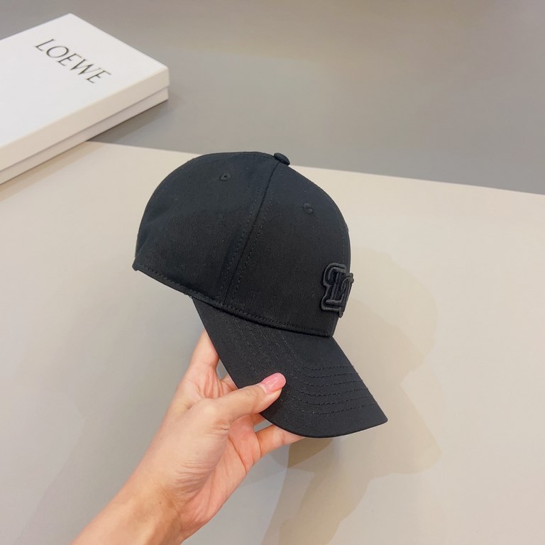 LV Louis Vuitton   official website embroidered version of the shipment, the classic baseball cap, a very classic classic, popular retro beauty, go out the must-have, very show the face is small!