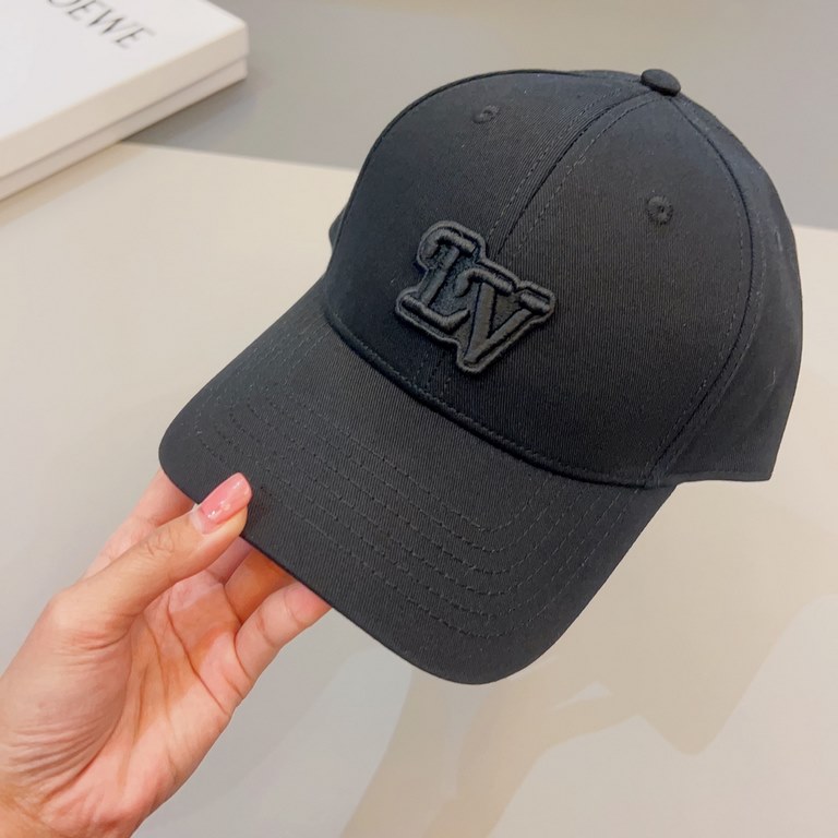 LV Louis Vuitton   official website embroidered version of the shipment, the classic baseball cap, a very classic classic, popular retro beauty, go out the must-have, very show the face is small!