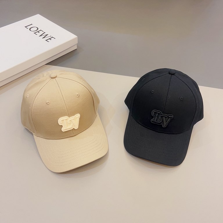 LV Louis Vuitton   official website embroidered version of the shipment, the classic baseball cap, a very classic classic, popular retro beauty, go out the must-have, very show the face is small!