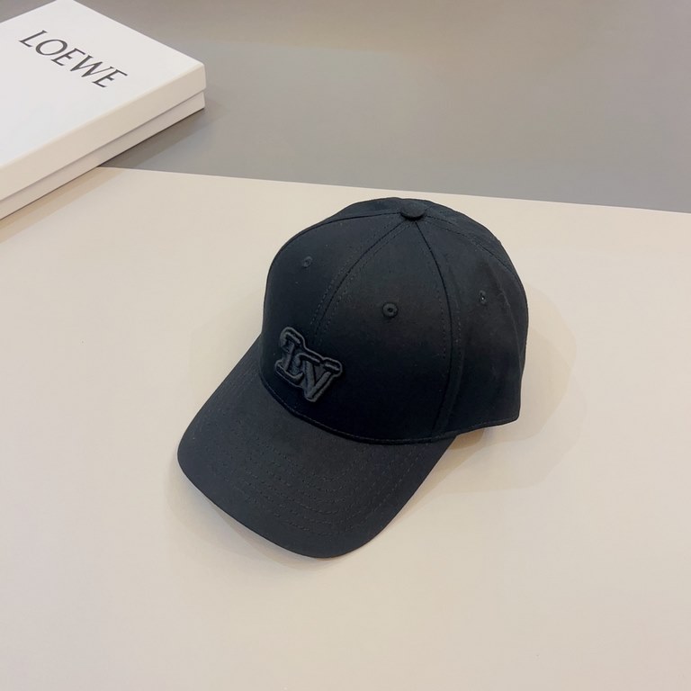 LV Louis Vuitton   official website embroidered version of the shipment, the classic baseball cap, a very classic classic, popular retro beauty, go out the must-have, very show the face is small!