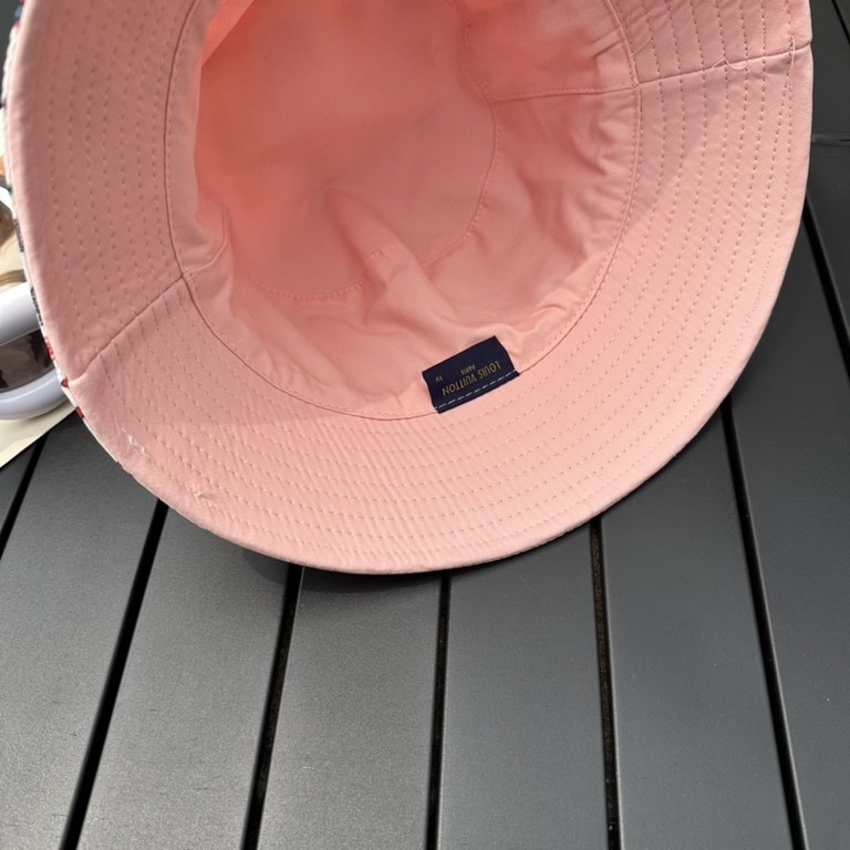 lv Louis Vuitton very hot a fisherman's hatSimple atmosphere high fashion good ~ style has personalityLOGO fabric top hat breathable and comfortableFour seasons model lightweight and breathable! The quality is superb