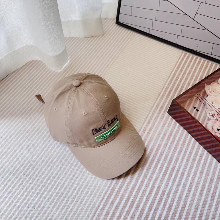 run LV .Embroidered baseball cap that bloggers love!Simple Korean English embroideryHipster's atmosphere sense of support burstHat shape is very satisfactory ~ also can be a huge matchThroughout the spring, summer, fall 