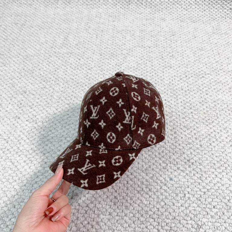 lv Louis Vuitton is very hot a baseball capSimple, atmospheric, grungy and personalizedLogo, fabric top, breathable and comfortable.Seasonal model lightweight and breathable! The quality is superb.