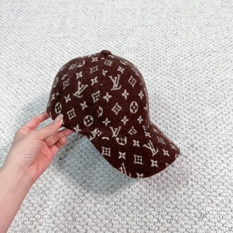 lv Louis Vuitton is very hot a baseball capSimple, atmospheric, grungy and personalizedLogo, fabric top, breathable and comfortable.Seasonal model lightweight and breathable! The quality is superb.