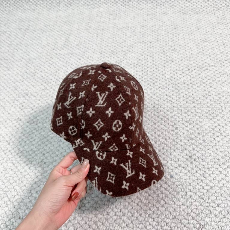 lv Louis Vuitton is very hot a baseball capSimple, atmospheric, grungy and personalizedLogo, fabric top, breathable and comfortable.Seasonal model lightweight and breathable! The quality is superb.