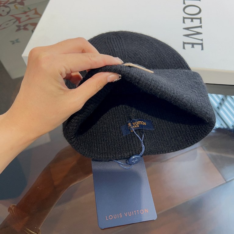 Special  LV Louis Vuitton   Fall and Winter Mixed Yarn Knit Wool HatThe hat feels super good and thick      the color is huge white ~!Soft and sticky good show face small! Photographs also have a sense of atmosphereMy he