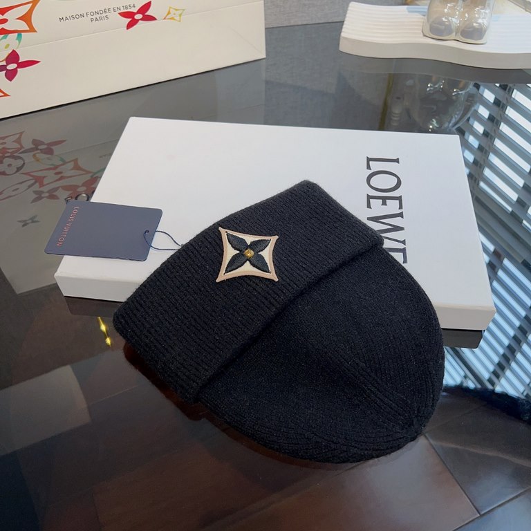 Special  LV Louis Vuitton   Fall and Winter Mixed Yarn Knit Wool HatThe hat feels super good and thick      the color is huge white ~!Soft and sticky good show face small! Photographs also have a sense of atmosphereMy he