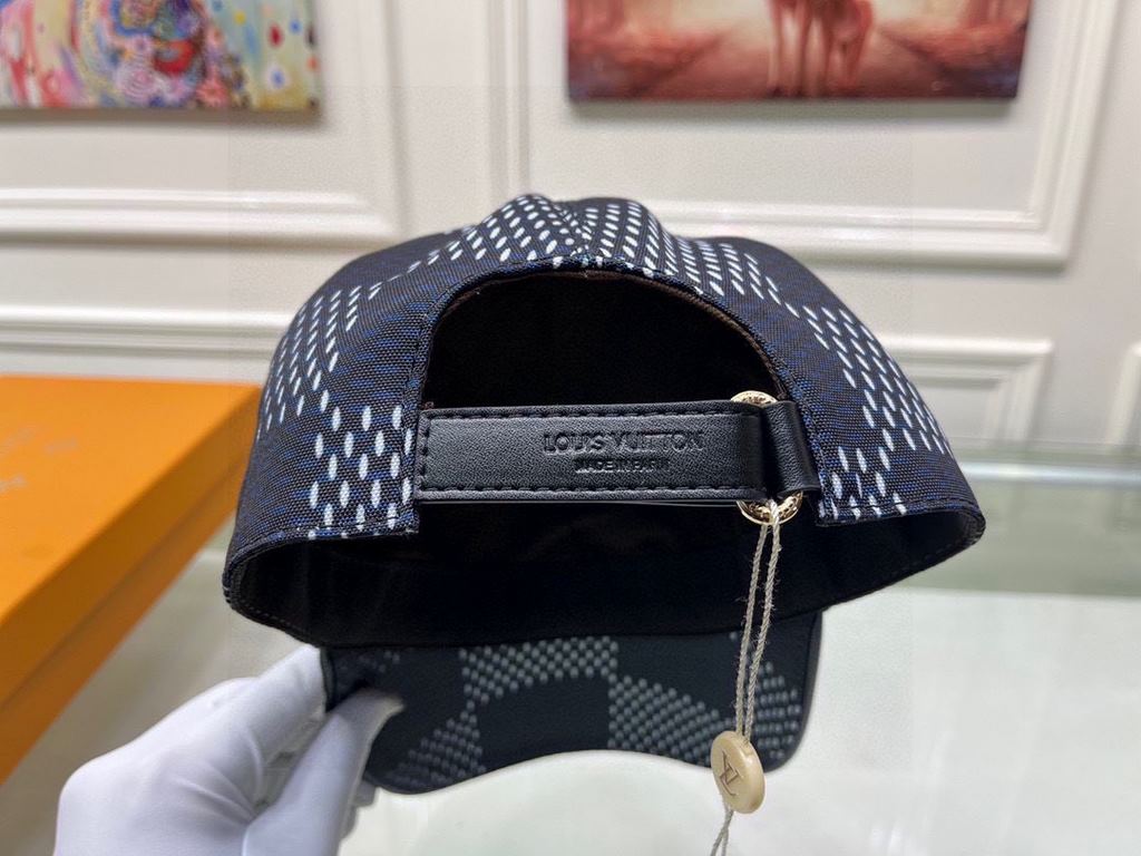 Explosive strong back to stockWith box cloth bag, LV (Louis Vuitton) new original single baseball cap, big V silkscreen, counter 11 open mold customized, original custom fabric   head layer cowhide, cotton lining, light 