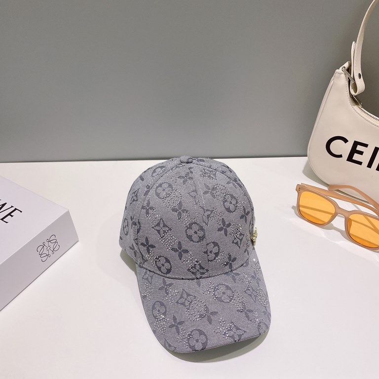 LV Louis Vuitton   official website high version of the shipment, full of diamond logo baseball cap, very classic classic, popular retro beauty, four seasons can be used, go out the must-have, very show the face is small