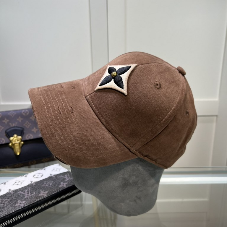 LouiVuittonLV  Counter new Louis Vuitton home embroidered baseball cap, simple and generous Men and women universal sun hat.