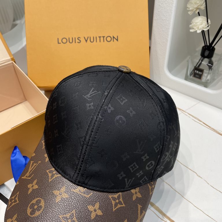 WholesaleLV Couple's Baseball Cap! This hat is the latest launch of a high-end good goods, quality craftsmanship is absolutely superior perfect. New fashionable fashion style, trendy temperament launched. The biggest poi