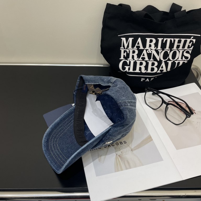 With dust bag LV (Louis Vuitton) original single baseball cap, washed denim, counter 11 open mold customized, original denim fabric   head layer cowhide, lightweight and breathable! Awesome quality, base head circumferen