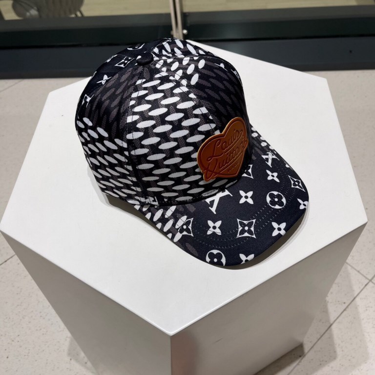 LV spring and summer show models full logo baseball cap  Snowflake   old flower baseball cap fisherman hatVisual sense, spring and summer burst hot single product