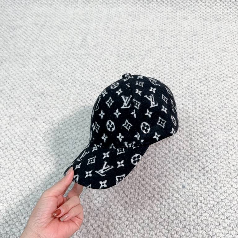 lv Louis Vuitton is very hot a baseball capSimple, atmospheric, grungy and personalizedLogo, fabric top, breathable and comfortable.Seasonal model lightweight and breathable! The quality is superb.