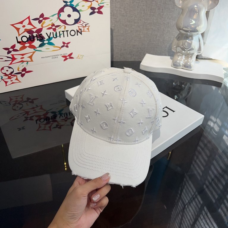 LV Louis VuittonLouis Vuitton Embroidered Baseball CapA must-have item for fall This colorful baseball cap is perfect!Especially when you wear it, it makes your face look smaller.The embroidery of the letters is very str