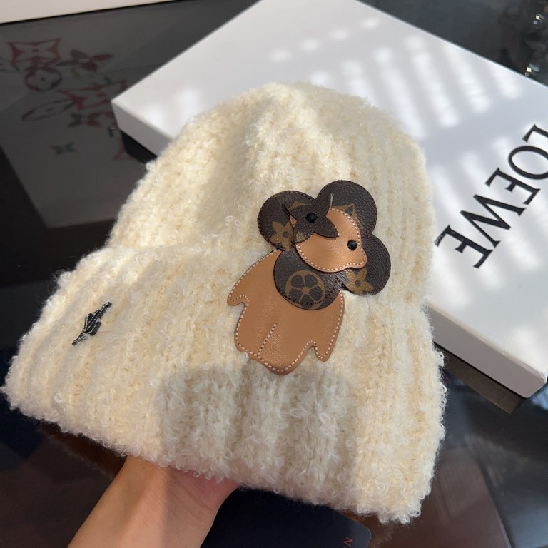 Special  LV Louis Vuitton Plush Knit HatThe plush knit hat that everyone should have!It's so, so easy to mix and match with your clothes.Good texture, no pilling is my basic requirement for a hat.It's good looking but no