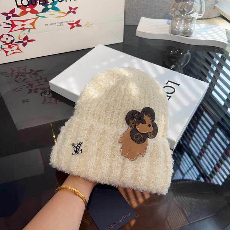 Special  LV Louis Vuitton Plush Knit HatThe plush knit hat that everyone should have!It's so, so easy to mix and match with your clothes.Good texture, no pilling is my basic requirement for a hat.It's good looking but no