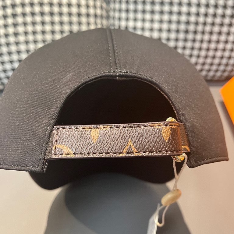 New ShipmentsNew model shipmentWith box cloth bag, LV (Louis Vuitton) new original single baseball cap, LV four-leaf flower embroidery, counter 11 open mold customized, original cotton fabric   head layer cowhide, fine e