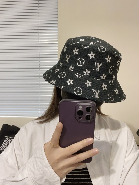 LV Louis Vuitton original single fisherman hat counter hot models cotton lining, light and breathable. Perfect version of the grid accurate, original quality, exclusive physical shooting, men and women apply!