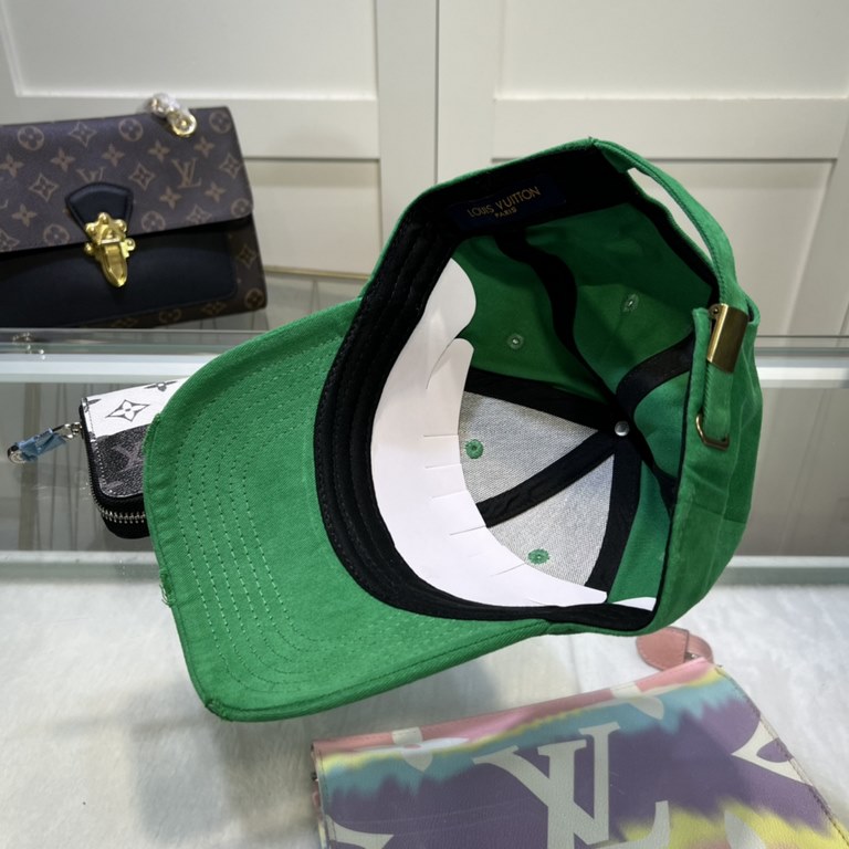 LouiVuittonLV  Counter new Louis Vuitton home embroidered baseball cap, simple and generous Men and women universal sun hat.