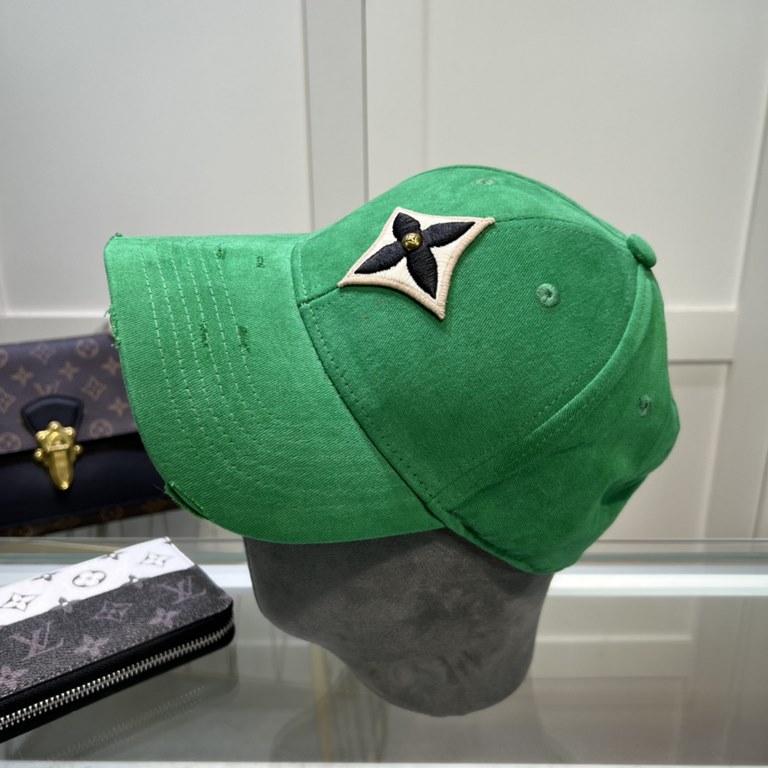 LouiVuittonLV  Counter new Louis Vuitton home embroidered baseball cap, simple and generous Men and women universal sun hat.