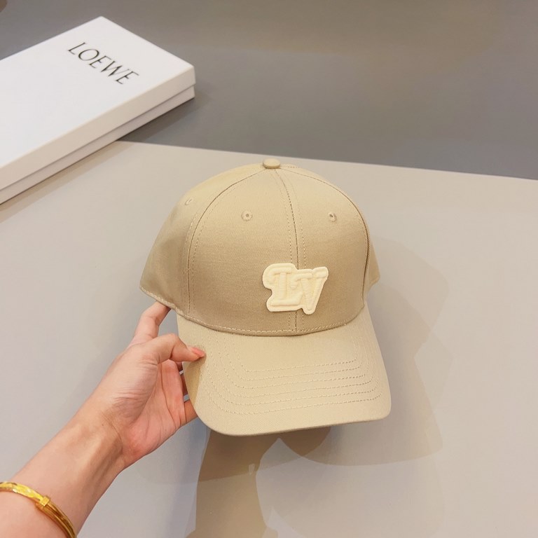 LV Louis Vuitton   official website embroidered version of the shipment, the classic baseball cap, a very classic classic, popular retro beauty, go out the must-have, very show the face is small!