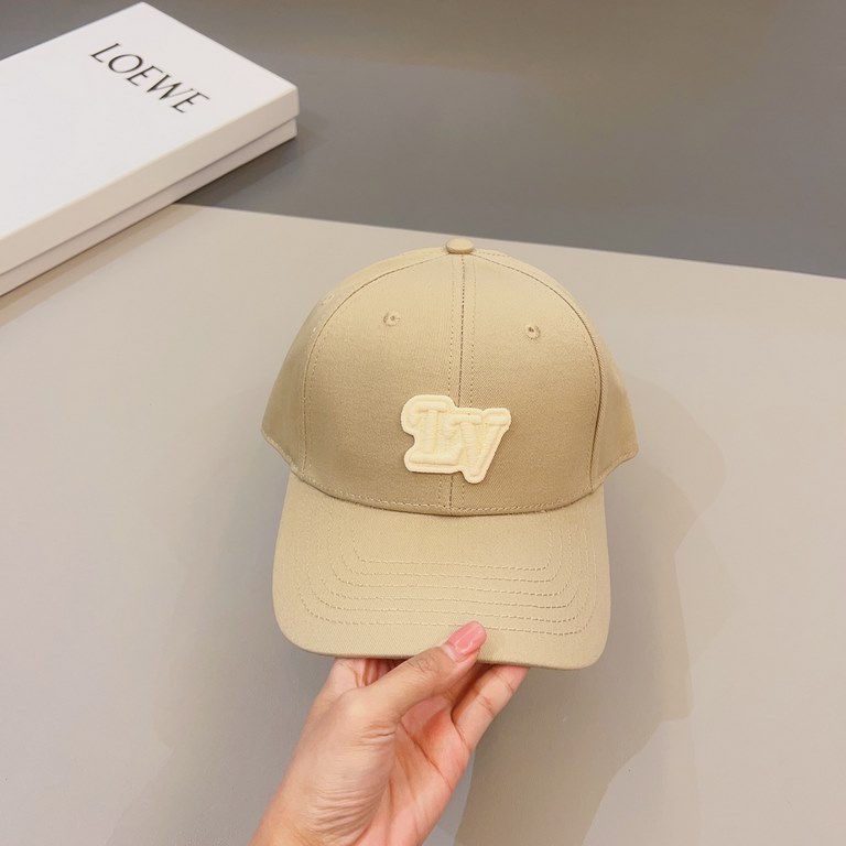 LV Louis Vuitton   official website embroidered version of the shipment, the classic baseball cap, a very classic classic, popular retro beauty, go out the must-have, very show the face is small!