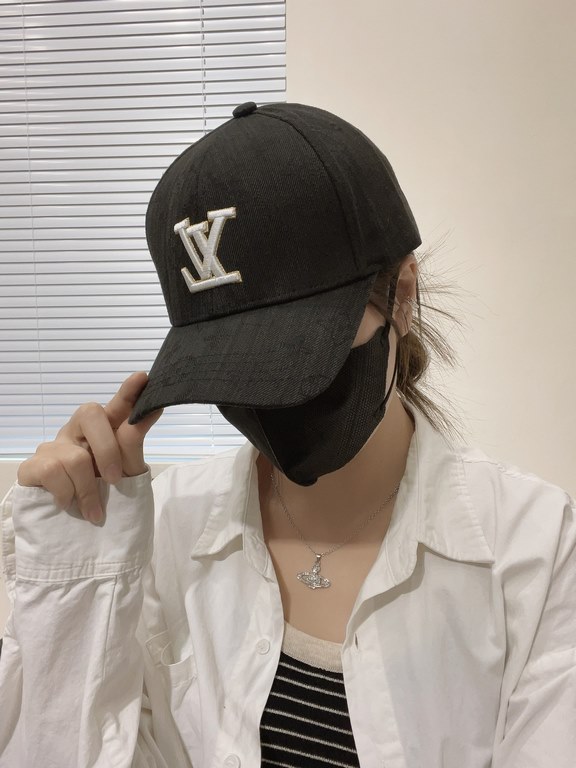 LV Louis Vuitton   official website high version of the shipment, the classic baseball cap, a very classic classic, popular retro beauty, available in all seasons, out of the must-have, very show a small face!