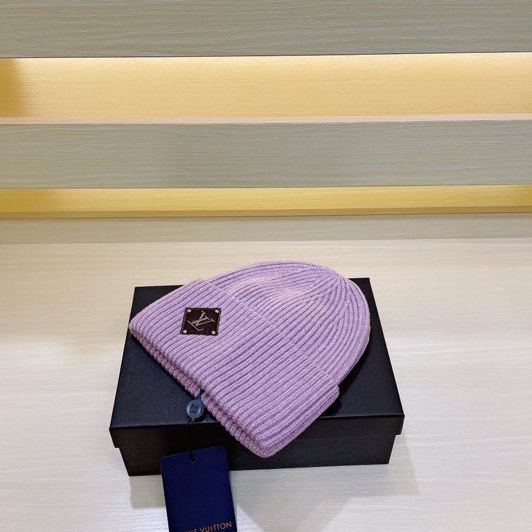 LV Louis Vuitton New Knit Hat!The classic version of the L home senior sense of wear must enter ah  This year's new colors, a bright feeling in front of your eyes The more you look at it, the better it looks   The thickn